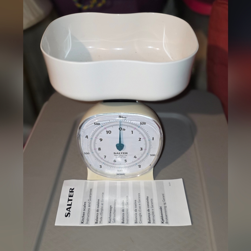 SALTER White Kitchen Scale UP TO 11 LBS AND 5 KILAGRAMS. SEPERATE BOWL